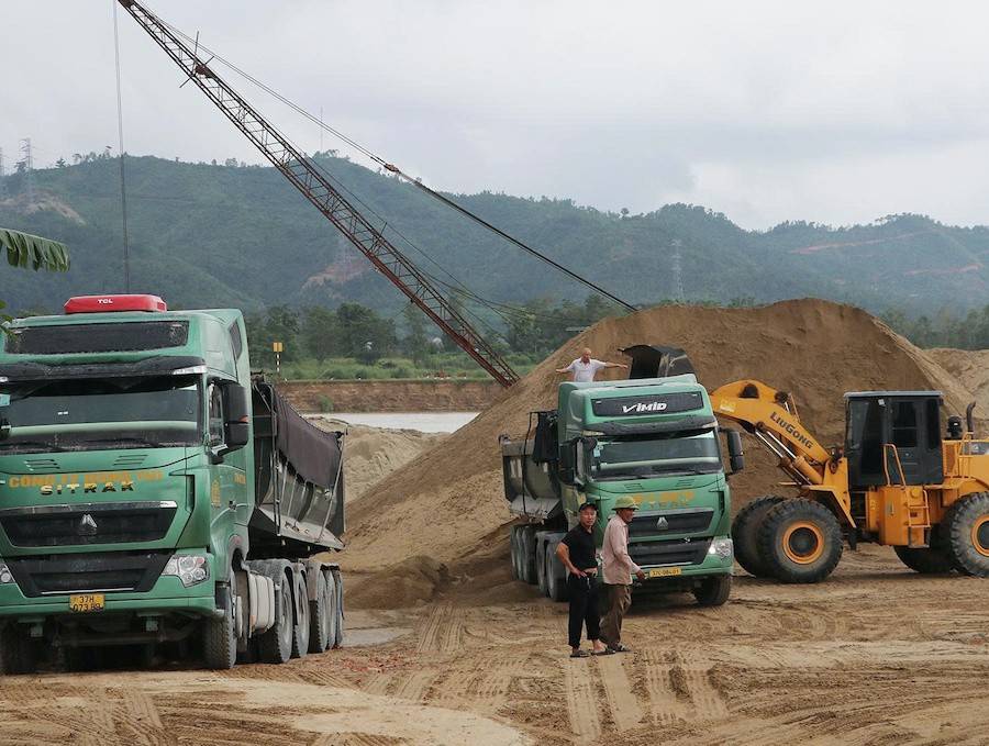 Mỏ khai thác cát tại bãi bồi Sông Lam trên địa bàn tỉnh Nghệ An ở khu vực giáp ranh 