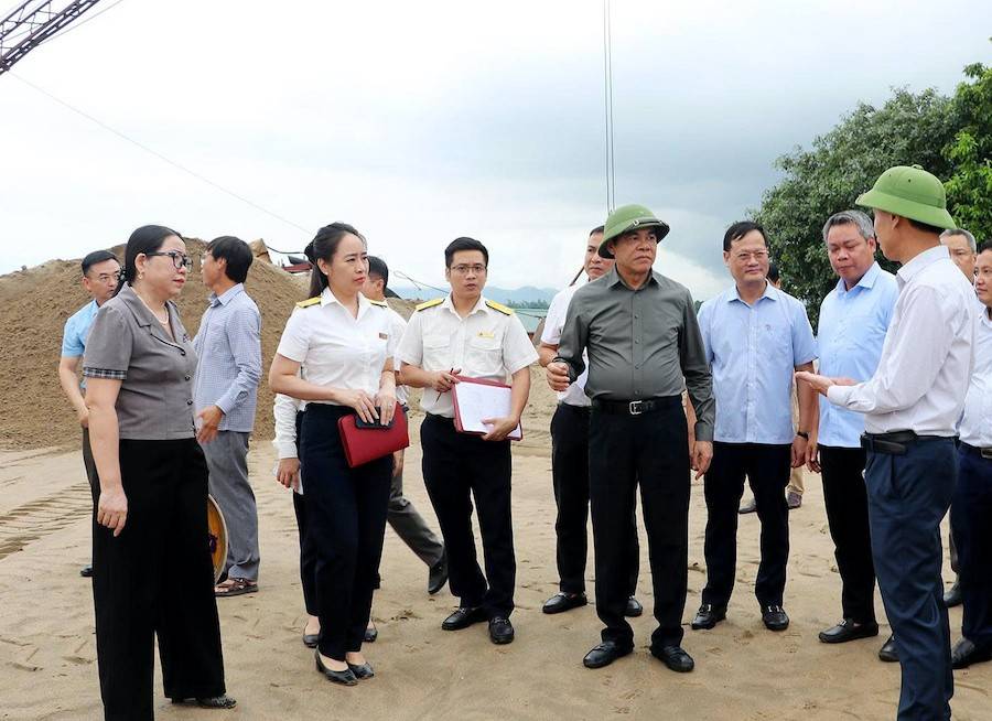 chiều 24/9, Chủ tịch UBND tỉnh Nghệ An Võ Trọng Hải đã dẫn đầu đoàn công tác đi kiểm tra hiện trường hoạt động các mỏ vật liệu xây dựng tại các xã Lam Thành, Hưng Nguyên Nam, Kim Liên