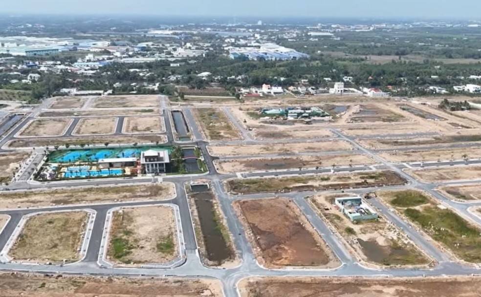 Góp ý sửa đổi Luật Kinh doanh bất động sản, Hiệp hội bất động sản TP. HCM (HoREA) kiến nghị sớm đưa các giao dịch đất nền tự phát vào khuôn khổ điều chỉnh.