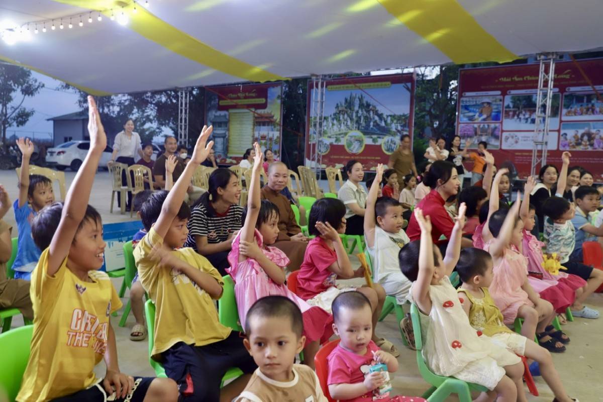 Hợp Lực mang Trung thu yêu thương đến những em nhỏ chùa Hồi Long