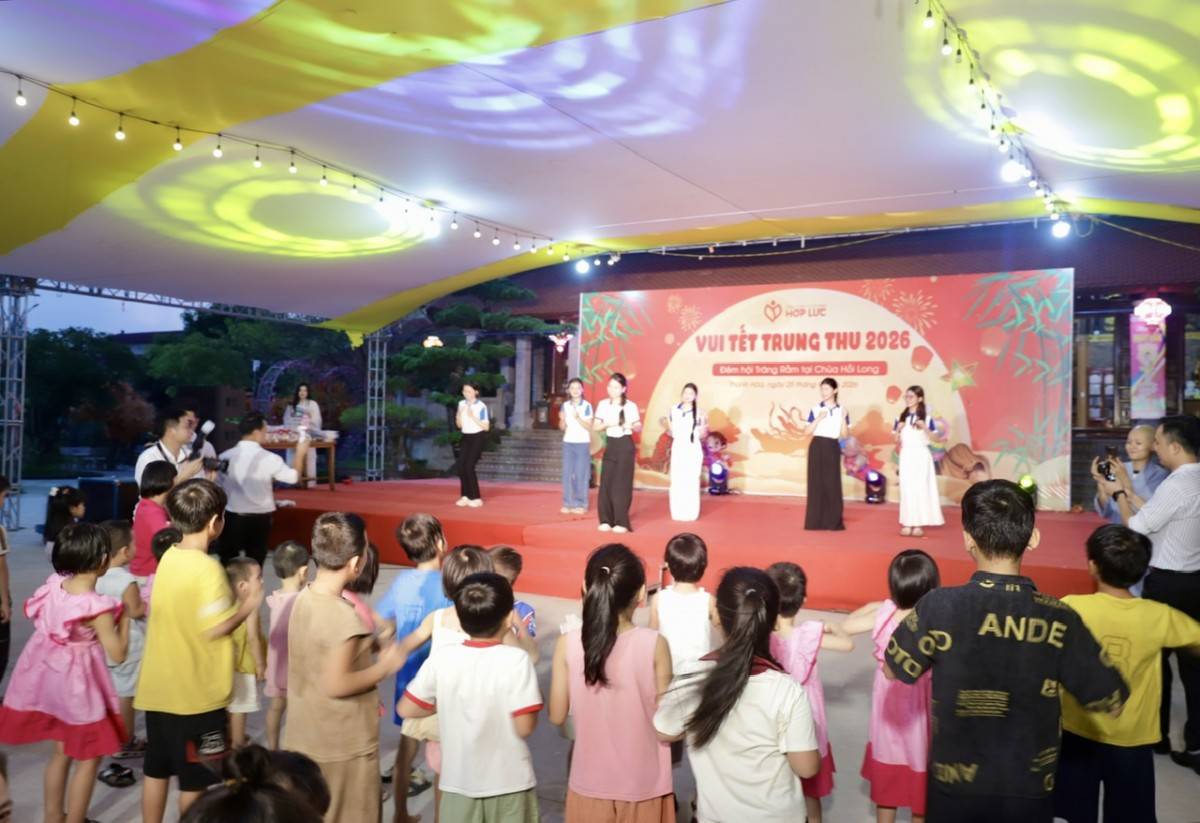 Hợp Lực mang Trung thu yêu thương đến những em nhỏ chùa Hồi Long