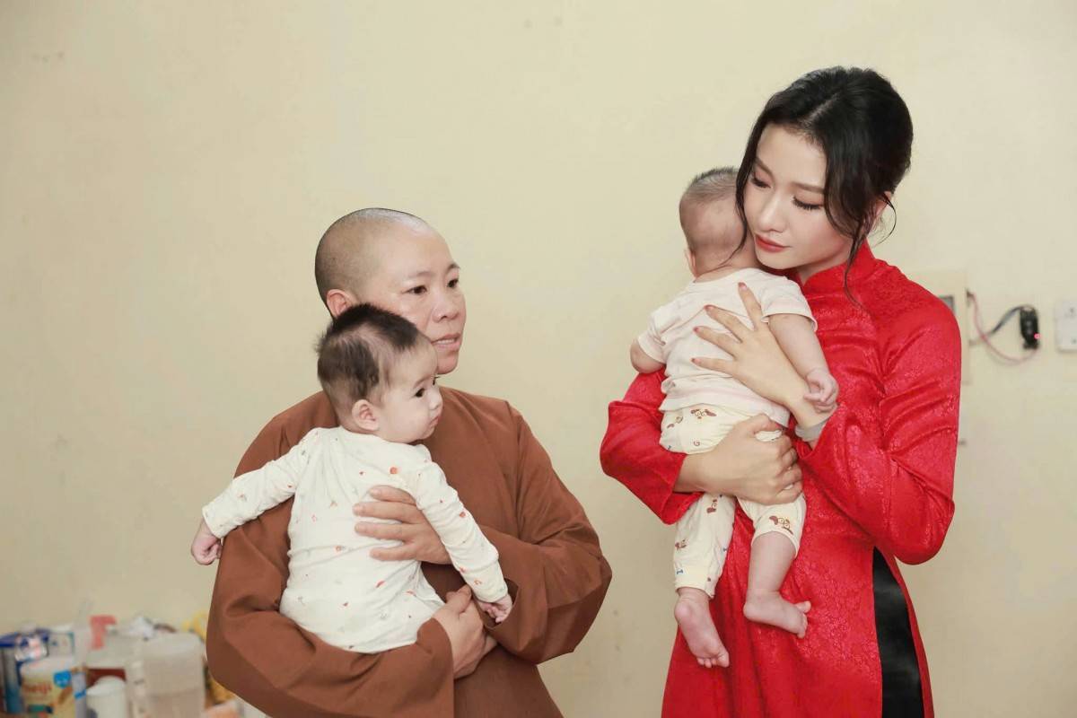 Hợp Lực mang Trung thu yêu thương đến những em nhỏ chùa Hồi Long