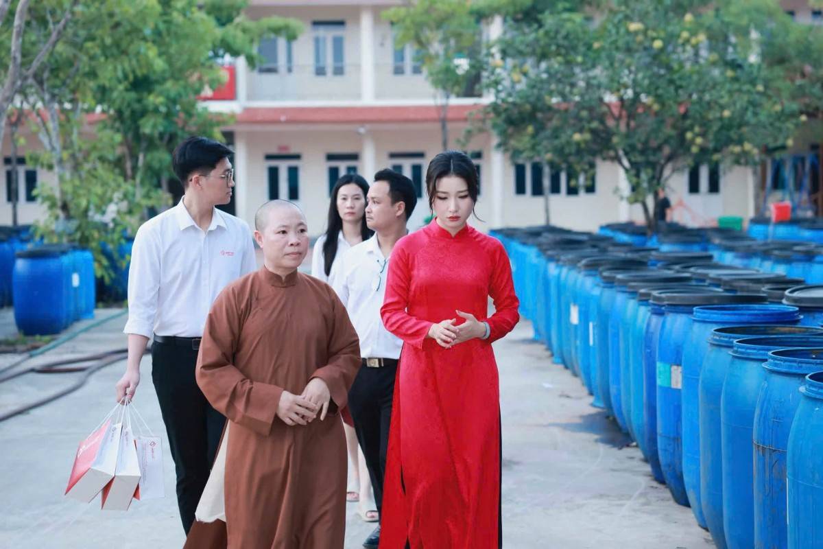 Hợp Lực mang Trung thu yêu thương đến những em nhỏ chùa Hồi Long