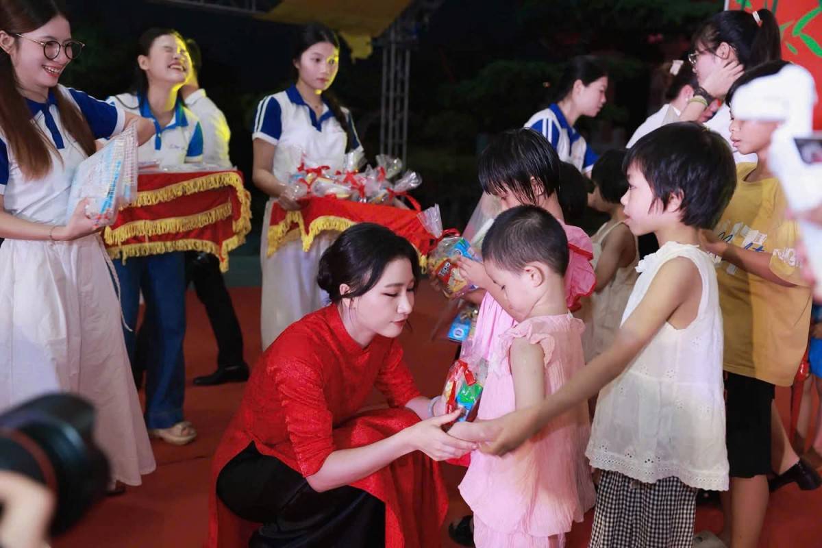 Hợp Lực mang Trung thu yêu thương đến những em nhỏ chùa Hồi Long