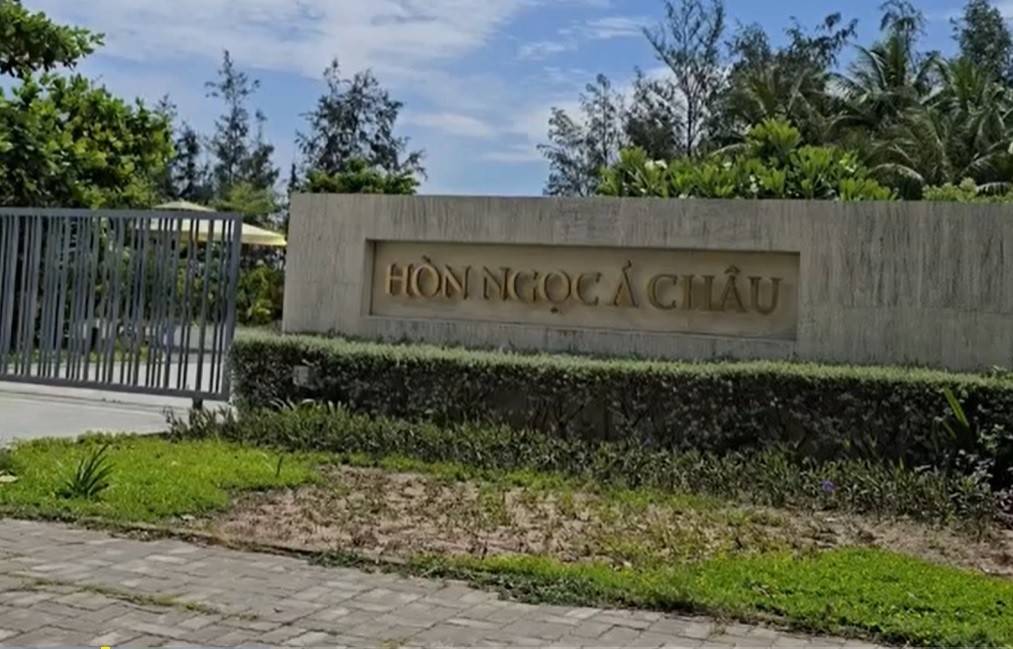 Nằm ở vị trí đắc địa dọc tuyến đường Võ Nguyên Giáp (phường Ngũ Hành Sơn, TP. Đà Nẵng) - cung đường ven biển đẹp nhất thành phố thế nhưng Dự án Khu du lịch Hòn Ngọc Á Châu đã nhiều năm trong tình trạng dở dang, xuống cấp và hoang hóa, khiến nhiều người xót xa, tiếc rẻ.