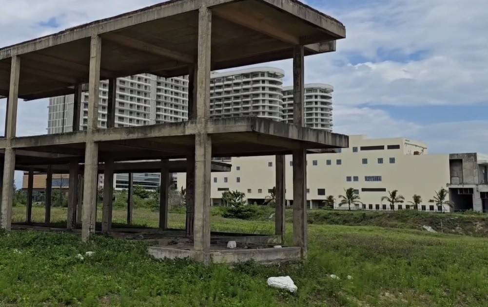 Thanh tra Đà Nẵng xác định tiến độ dự án bị chậm do nhiều nguyên nhân khách quan và trở ngại hành chính kéo dài khoảng 96 tháng. Các vướng mắc chủ yếu đến từ việc dự án phải điều chỉnh quy hoạch nhiều lần, chưa được bổ sung chỉ tiêu dân số và chậm điều chỉnh chủ trương đầu tư.