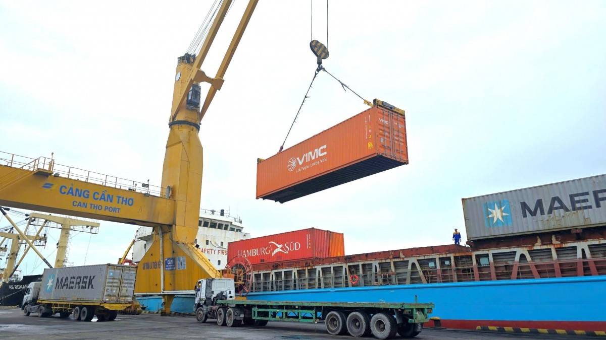 Hoạt động bốc xếp container tại cảng Cần Thơ. Năng lực cảng và logistics có vai trò quan trọng trong việc nâng sức cạnh tranh cho hàng hóa xuất khẩu của Cần Thơ và khu vực Đồng bằng sông Cửu Long..