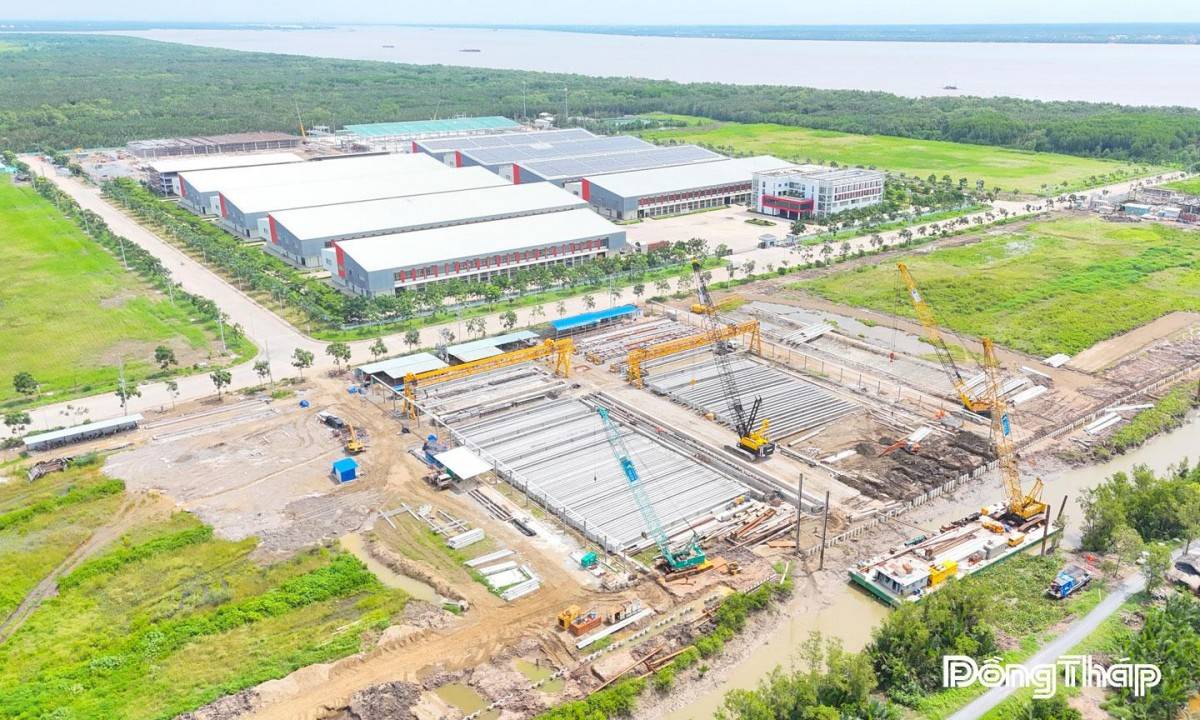 ụm công nghiệp Thạnh Tân được khởi công với quy mô 50 ha, tổng mức đầu tư hơn 871,6 tỷ đồng, dự kiến hoàn thành và đưa vào khai thác trong năm 2028.