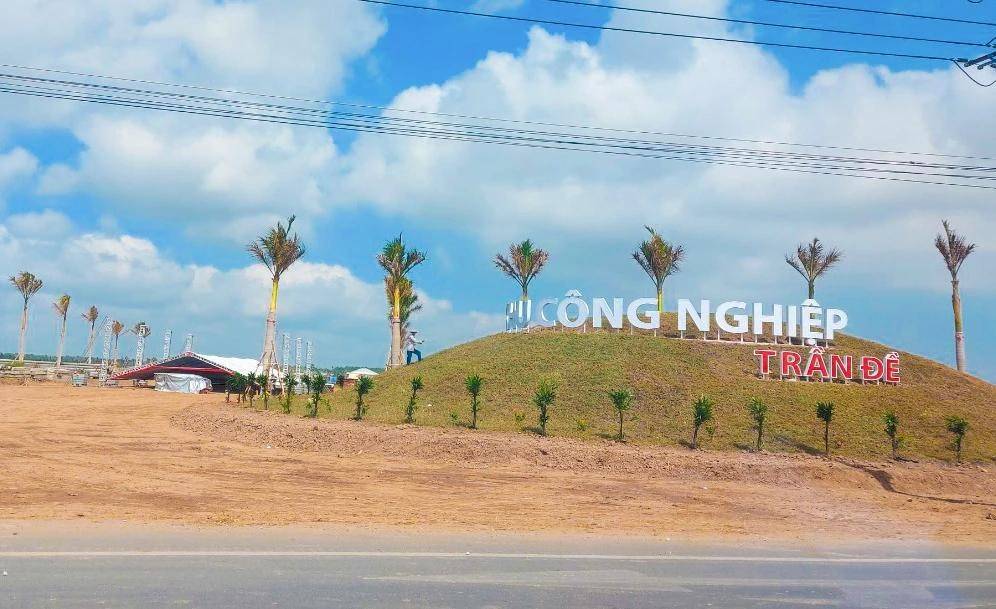 Khu công nghiệp Trần Đề có diện tích quy hoạch 160 ha, tổng vốn đầu tư gần 1.230 tỷ đồng, đang tạo thêm mặt bằng sản xuất và thu hút các dự án thứ cấp tại khu vực phía Đông Nam TP. Cần Thơ.
