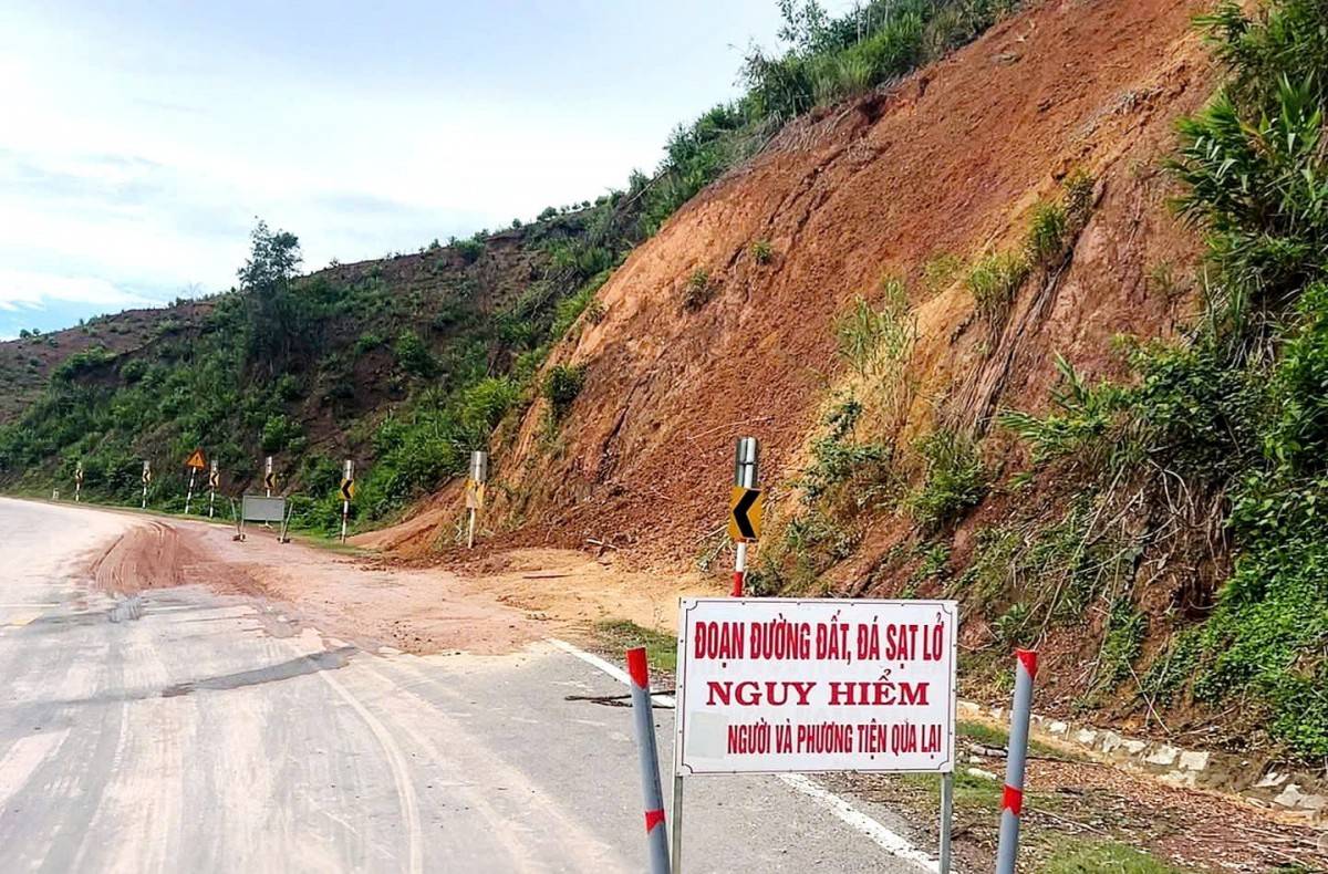Nguy cơ sạt lở đèo Phượng Hoàng: Bẫy bùn đất bủa vây Quốc lộ 26 và khuyến cáo khẩn từ lực lượng CSGT