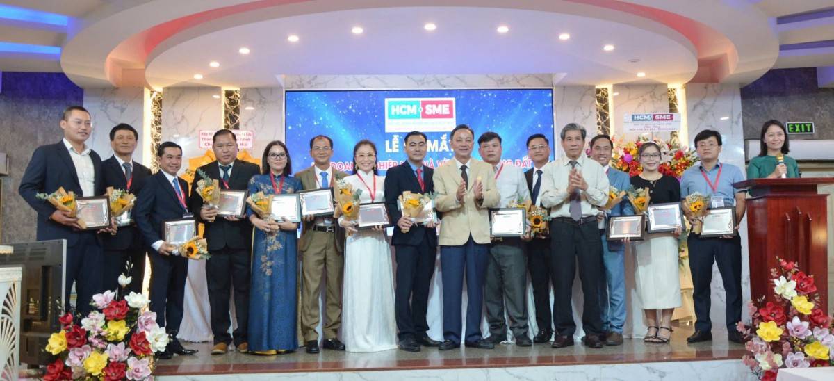 trao quyết định kết nạp hội viên cho các doanh nghiệp.