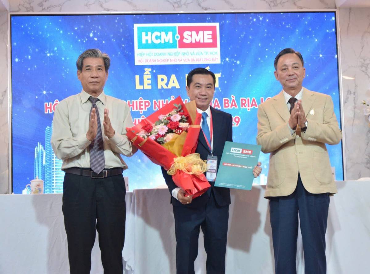 Ông Phạm Văn Triêm, Chủ tịch Hiệp hội Doanh nghiệp nhỏ và vừa TP.HCM (ngoài cùng bên phải), trao quyết định thành lập …