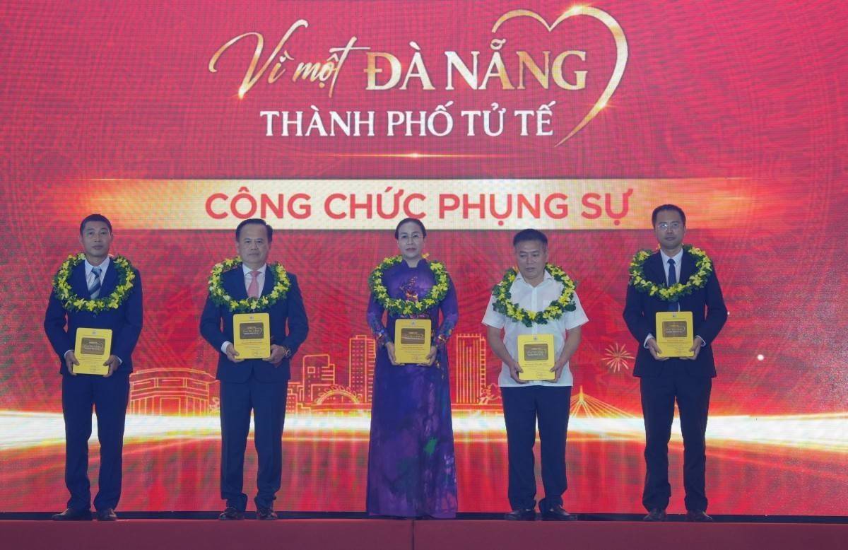 Hội Doanh nhân trẻ Việt Nam: Tôn vinh công chức tận tụy