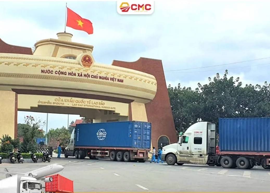 Cửa khẩu Lao Bảo đóng vai trò nối liền các cảng biển miền Trung Việt Nam với tỉnh Savannakhet (Lào) và vươn xa tới vùng Đông Bắc Thái Lan. Từ những lô hàng nông sản đến các thiết bị siêu trường siêu trọng, việc vận chuyển hàng hóa qua cửa khẩu Lao Bảo đòi hỏi sự phối hợp nhịp nhàng giữa kỹ thuật vận hành và sự am hiểu sâu sắc về các quy định pháp luật liên quan và quy định nghiệp vụ Hải Quan - Ảnh: https://logisticscmc.com 