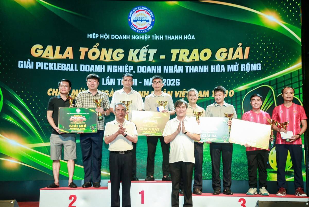 Bí thư Tỉnh ủy Lê Đức Thái và đại diện Hiệp hội Doanh nghiệp tỉnh trao giải Nhất, Nhì, Ba nội dung đôi nam Cúp Đồng hành.