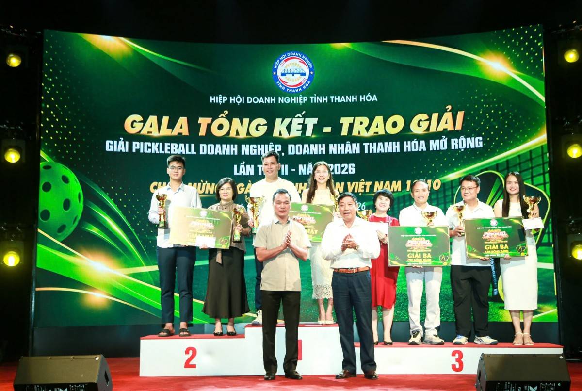 Chủ tịch UBND tỉnh Tô Anh Dũng và đại diện Hiệp hội Doanh nghiệp tỉnh trao giải Nhất, Nhì, Ba nội dung đôi nam nữ Cúp Đồng hành.