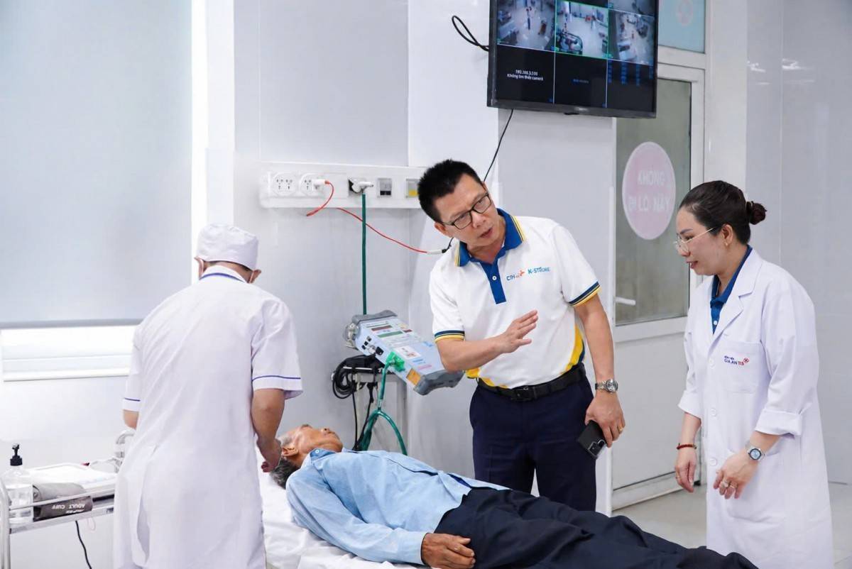 Cứu sống bệnh nhân 60 tuổi bị nhồi máu cơ tim cấp tại buổi khám từ thiện