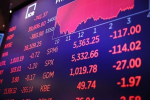 Giá dầu vượt 100 USD/thùng, Phố Wall đồng loạt giảm điểm