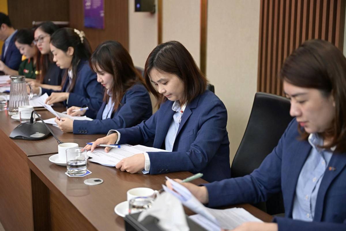 Trong khuôn khổ buổi làm việc, đoàn cũng tổ chức kiểm tra nhận thức về cải cách hành chính và chuyển đổi số với 25 cán bộ nhân viên MB