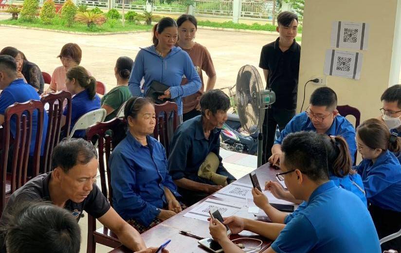 Thành viên Tổ công nghệ số cộng đồng xã Yên Nguyên hướng dẫn người dân cài đặt VNeID và sử dụng tài khoản định danh điện tử.