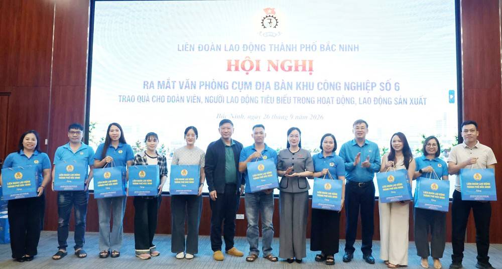 Đỗ Thị Việt Hà và các đại biểu trao quà cho đoàn viên.