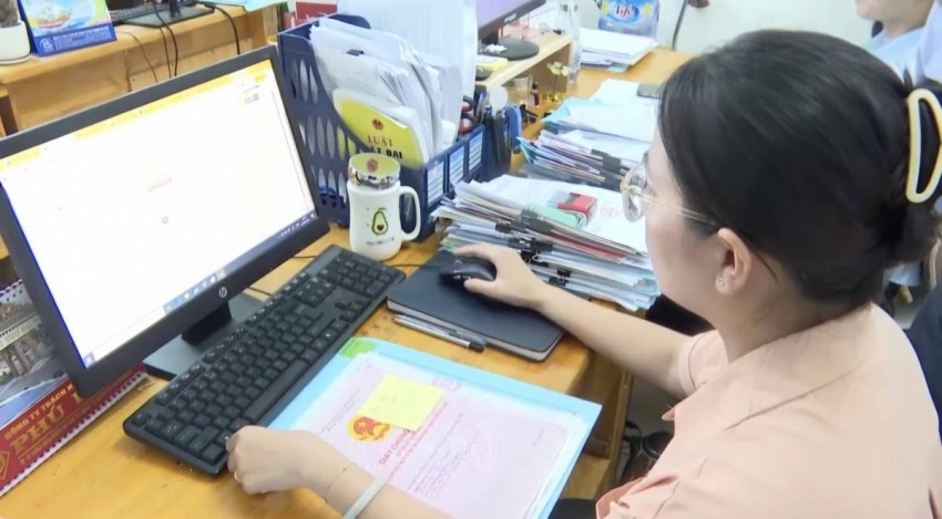 Mặc dù đã 10 giờ đêm, cán bộ nhân viên Văn phòng Đăng ký đất đai tỉnh Gia Lai vẫn miệt mài tăng ca để xử lý hồ sơ. Ảnh: Quang Khang