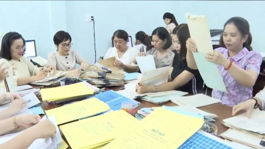 Từng bộ hồ sơ đều được cán bộ chuyên môn rà soát, đối chiếu thông tin kỹ lưỡng trước khi đưa lên hệ thống đồng bộ. Ảnh: Quang Khang