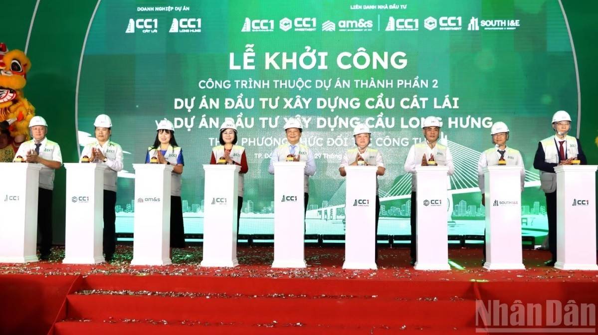 Lãnh đạo thành phố Đồng Nai và các đại biểu thực hiện nghi thức khởi công - Ảnh: Thttps://nhandan.vn