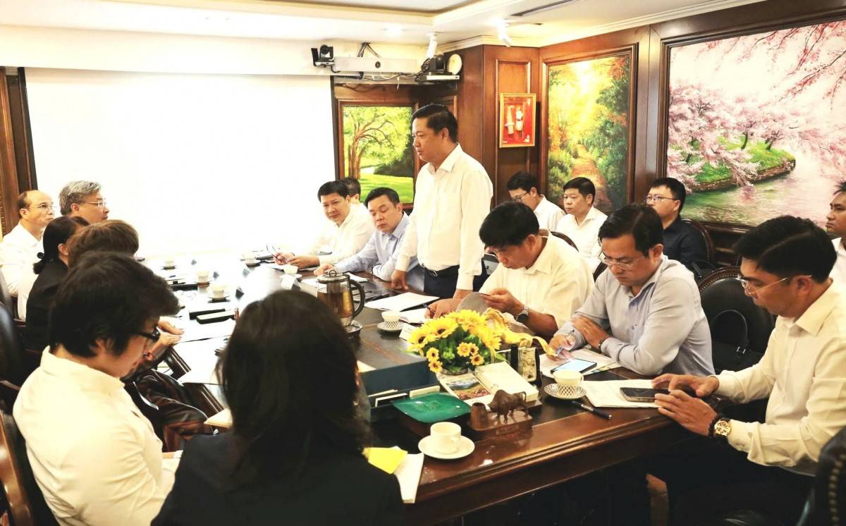  Ông Lương Nguyễn Minh Triết, Ủy viên Trung ương Đảng, Bí thư Tỉnh ủy, Trưởng Đoàn ĐBQH tỉnh Đắk Lắk trao đổi với lãnh đạo Tập đoàn TH.