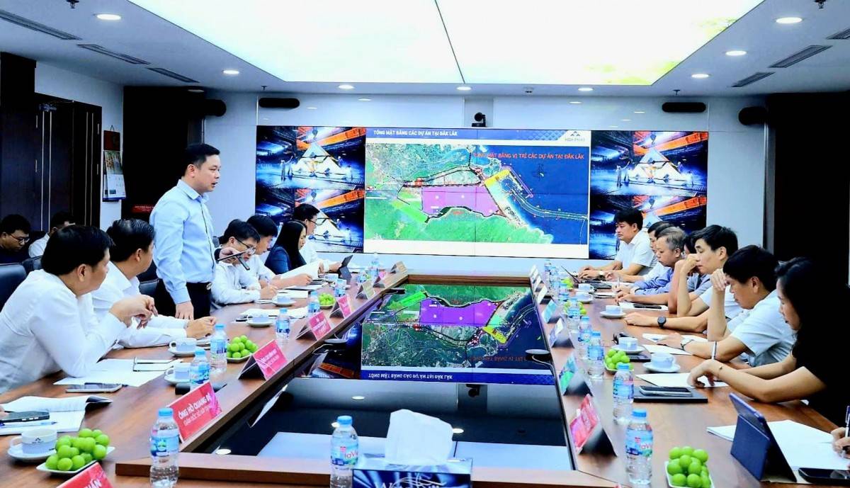 Phó Bí thư Tỉnh ủy, Chủ tịch UBND tỉnh Đắk Lắk Đỗ Hữu Huy trao đổi với lãnh đạo Công ty Cổ phần Tập đoàn Hòa Phát tại buổi làm việc.