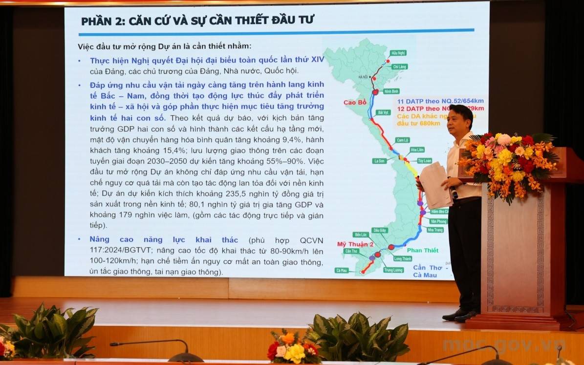 Giám đốc Ban Quản lý dự án 2 (Bộ Xây dựng) Lê Thắng báo cáo các dự án mở rộng cao tốc Bắc - Nam phía Đông. - Ảnh: https://moc.gov.vn