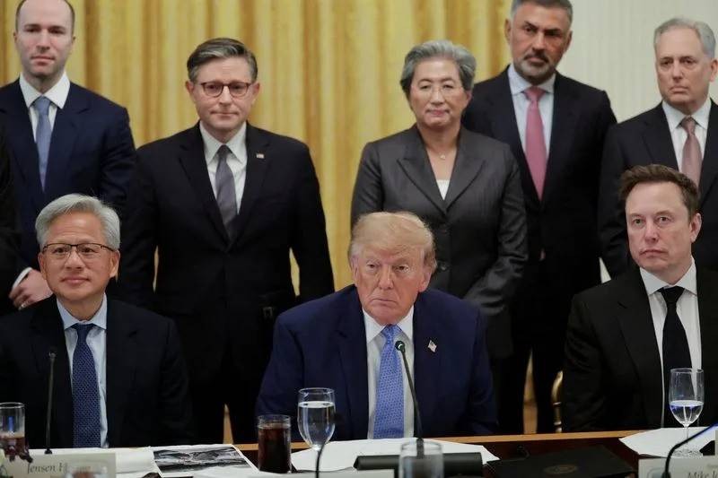 Ông Trump nói không với siết AI, loạt tỷ phú công nghệ chọn cơ chế “tự giám sát”