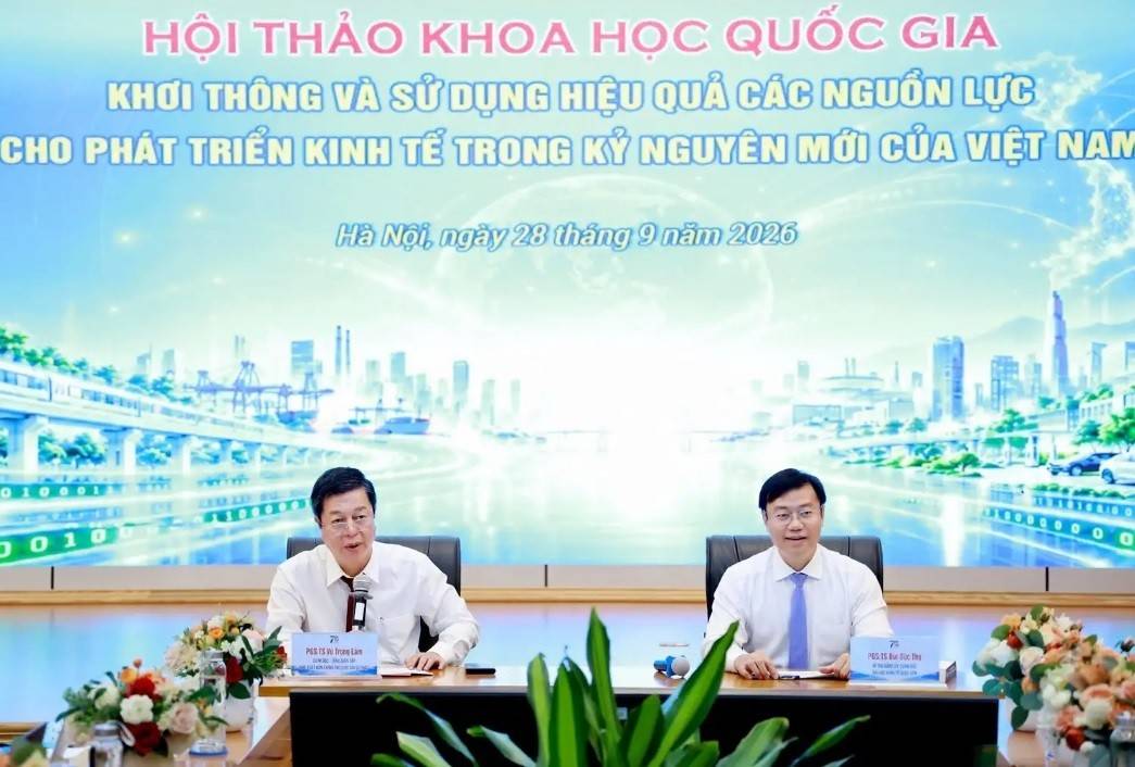 Một quốc gia có thể sở hữu nhiều nguồn lực nhưng vẫn tăng trưởng dưới mức tiềm năng nếu các nguồn lực bị phân tán, chậm đưa vào sử dụng hoặc không được chuyển hóa thành năng suất và giá trị gia tăng. Đây là thông điệp trung tâm của Hội thảo khoa học quốc gia “Khơi thông và sử dụng hiệu quả các nguồn lực cho phát triển kinh tế trong kỷ nguyên mới của Việt Nam”. Trong ảnh: PGS.TS Vũ Trọng Lâm và PGS.TS Bùi Đức Thọ đồng chủ trì Hội thảo - Ảnh: https://neu.edu.vn/ 