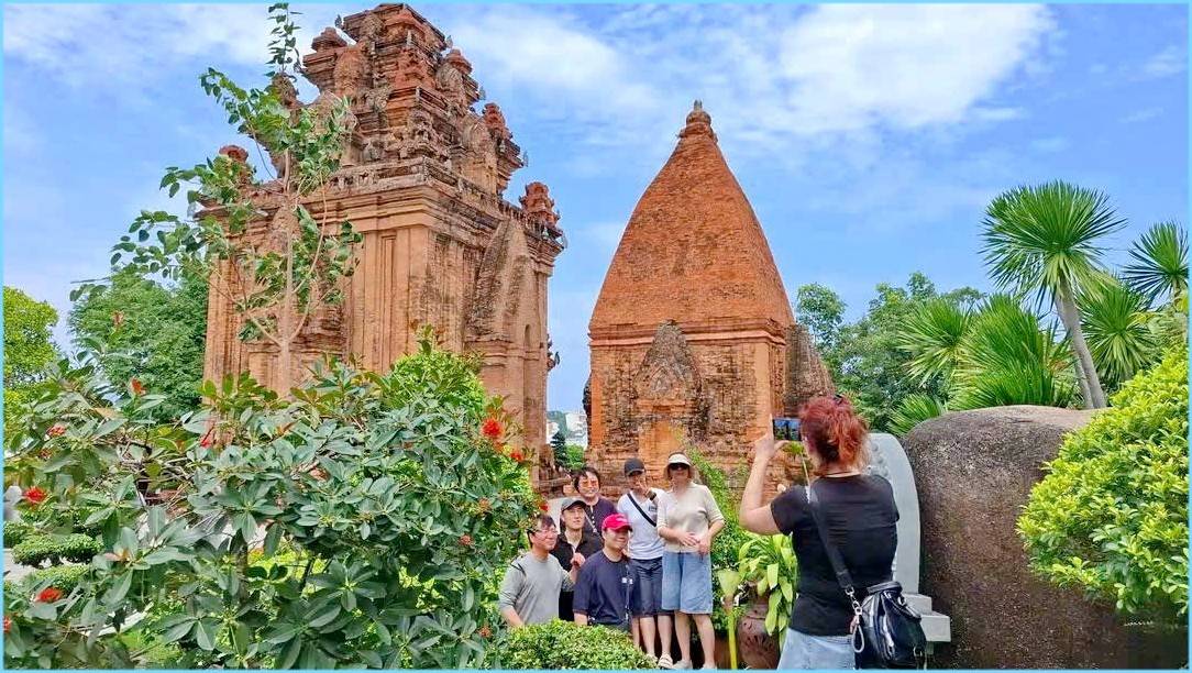 Đón tàu biển quốc tế DREAM với 1.900 du khách cặp cảng Cam Ranh, Khánh Hòa