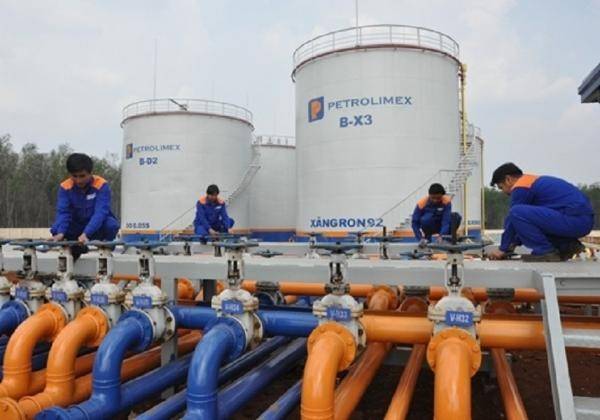 Hệ thống kho chứa và đường ống xăng dầu là một mắt xích quan trọng trong chuỗi cung ứng nhiên liệu. Việc quản lý Quỹ Bình ổn giá xăng dầu đang được đề xuất thay đổi theo hướng tập trung số dư về Kho bạc Nhà nước - Nguồn ảnh: VnEconomy.