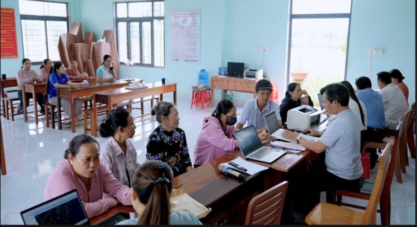 Cán bộ Trung tâm Phục vụ hành chính công xã Tuy Phước Bắc nhiệt tình hướng dẫn người dân thực hiện các thủ tục hành chính. Ảnh: Quang Khang