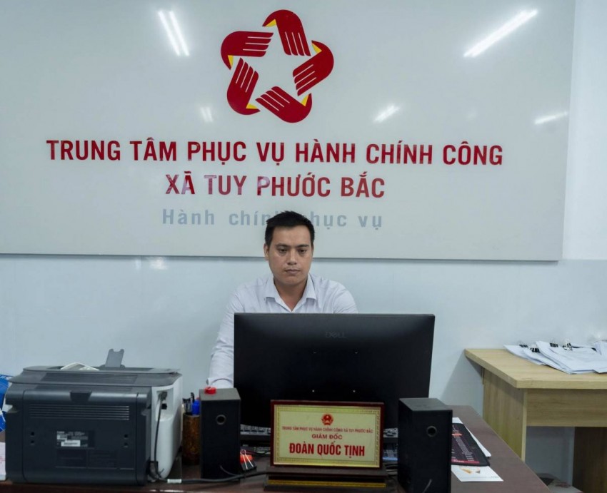 Ông Đoàn Quốc Tịnh - Ủy viên Ban Chấp hành Đảng ủy, Giám đốc Trung tâm Phục vụ hành chính công xã Tuy Phước Bắc làm việc tại trụ sở Trung tâm. Ảnh: Quang Khang