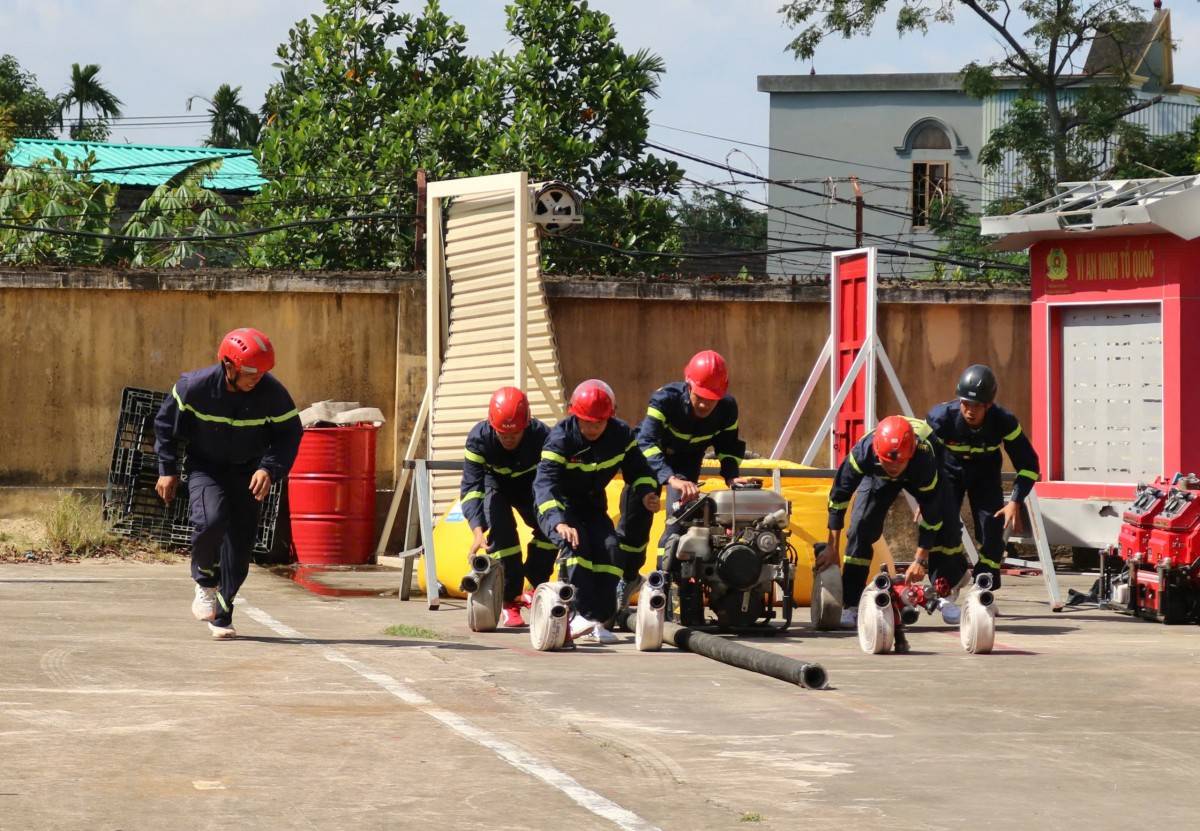 cán bộ chiến sỹ Đội chữa cháy và cứu nạn, cứu hộ khu vực 4 rèn luyện kỹ 3 môn thi nghiệp vụ