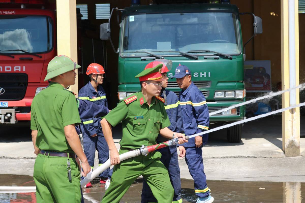 cán bộ chiến sỹ Đội chữa cháy và cứu nạn, cứu hộ khu vực 4 rèn luyện kỹ 3 môn thi nghiệp vụ
