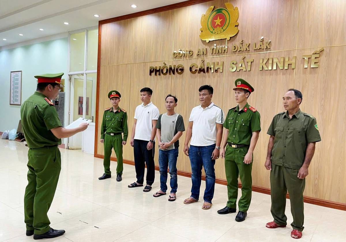 Những người trong đường dây sản xuất, buôn bán phân bón giả (mặc thường phục) cùng bị khởi tố (Ảnh: Công an tỉnh Đắk Lắk).