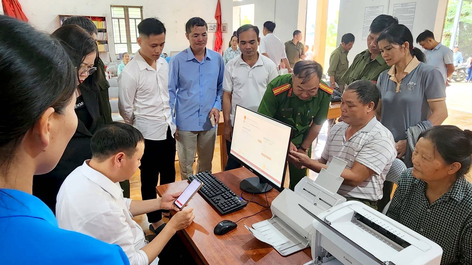 Xã Văn Chấn ra mắt điểm hỗ trợ dịch vụ công trực tuyến, giải quyết thủ tục hành chính tại khu vực thôn Đồng Khê
