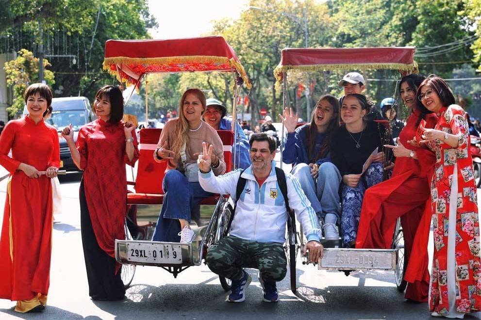 Hà Nội: Dịch vụ tăng tốc, sức mua và du lịch cùng khởi sắc