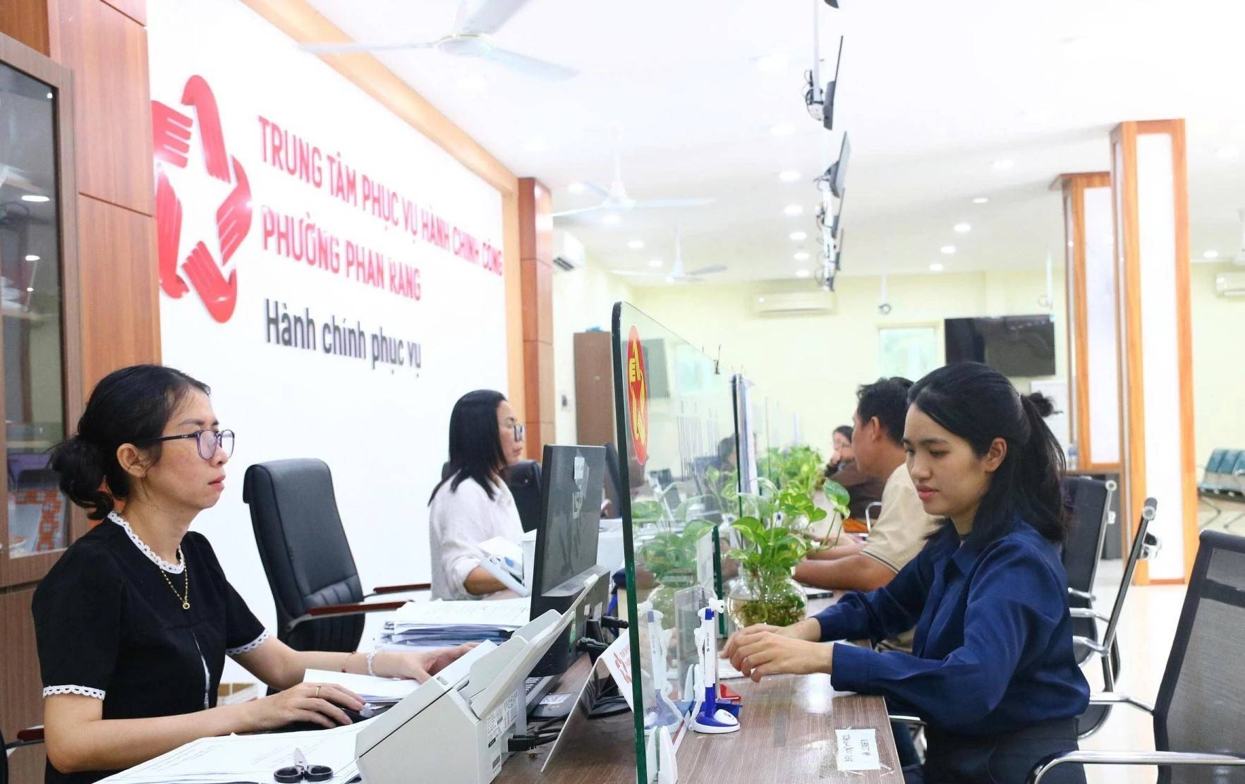 Người dân đến Trung tâm phục vụ hành chính công phường Phan Rang giải quyết thủ tục hành chính. Ảnh: XUÂN THOA