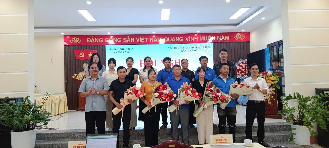 Lãnh đạo xã Mỏ Vàng tặng hoa chúc mừng 5 tổ hợp tác