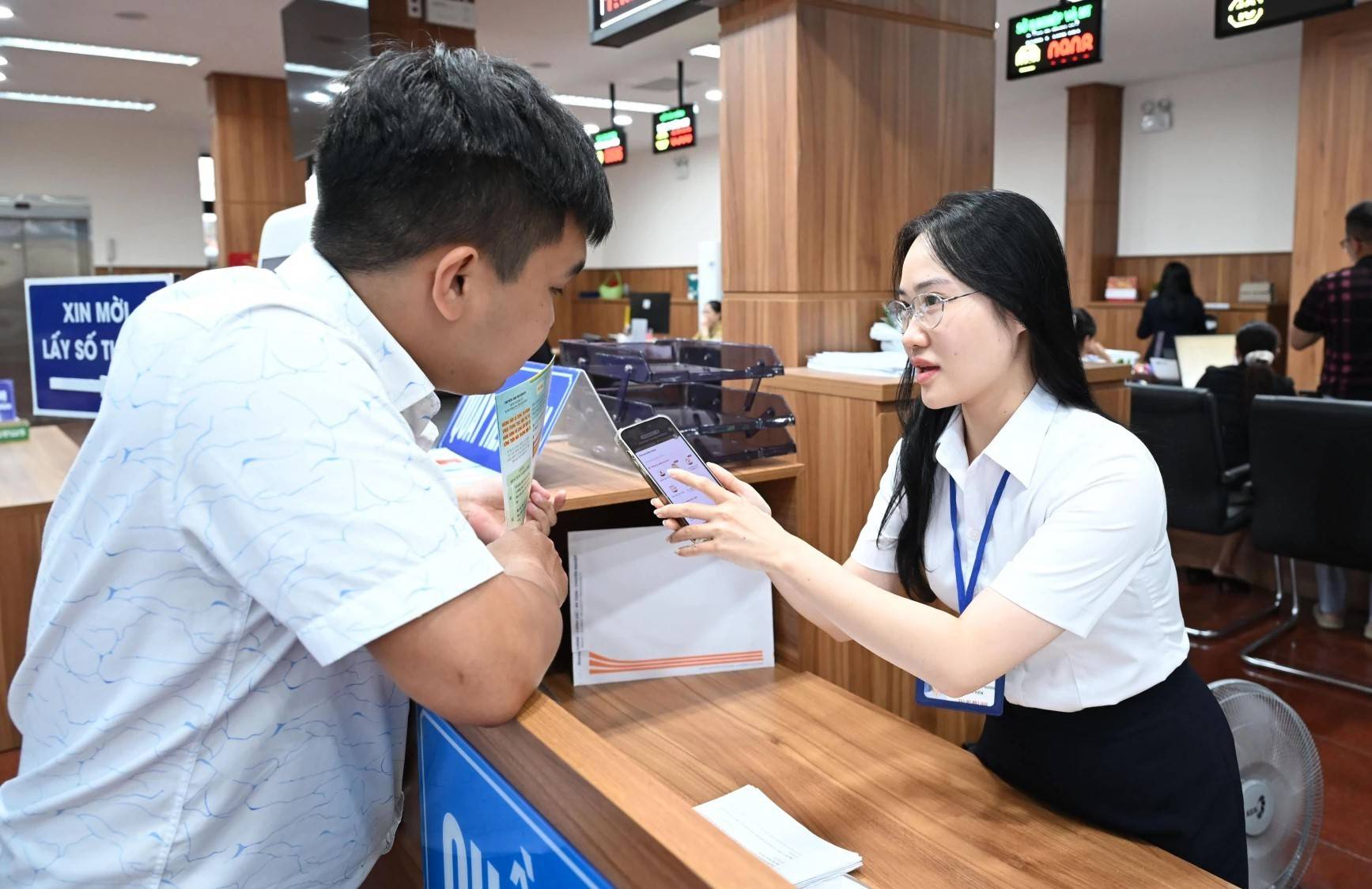 Nhân viên Trung tâm Phục vụ hành chính công tỉnh hướng dẫn người dân thực hiện thủ tục trực tuyến.