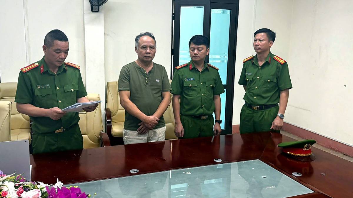 Cơ quan Cảnh sát điều tra Công an tỉnh Lào Cai thông báo quyết định khởi tố bị can, thi hành lệnh bắt bị can để tạm giam đối với Nguyễn Tiến Thượng - Ảnh: Công an Lào Cai.