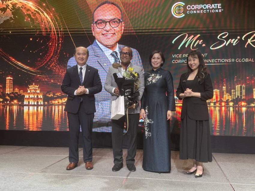 Ông Sri Rathi chụp ảnh lưu niệm cùng ban lãnh đạo CorporateConnections Hà Nội A, đơn vị tổ chức 
