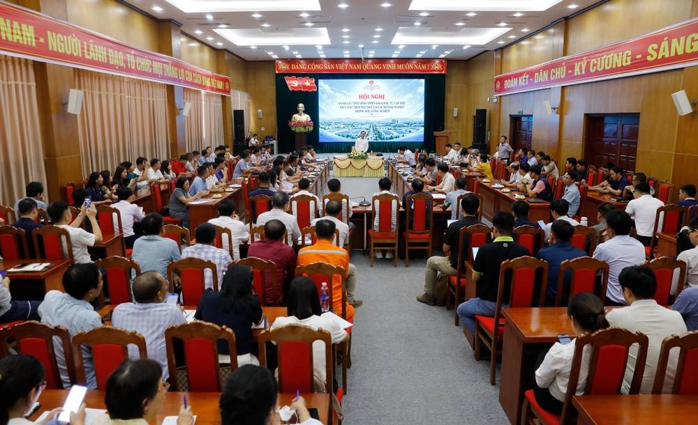 Phó Chủ tịch UBND thành phố Phạm Văn Thịnh chủ trì buổi làm việc đánh giá tình hình đầu tư, lắp đặt điện mặt trời mái nhà tại các doanh nghiệp đã được định hướng, khuyến khích triển khai trong năm 2026 và năm 2027; đồng thời trao đổi, tháo gỡ khó khăn, thúc đẩy phát triển nguồn điện tại chỗ.