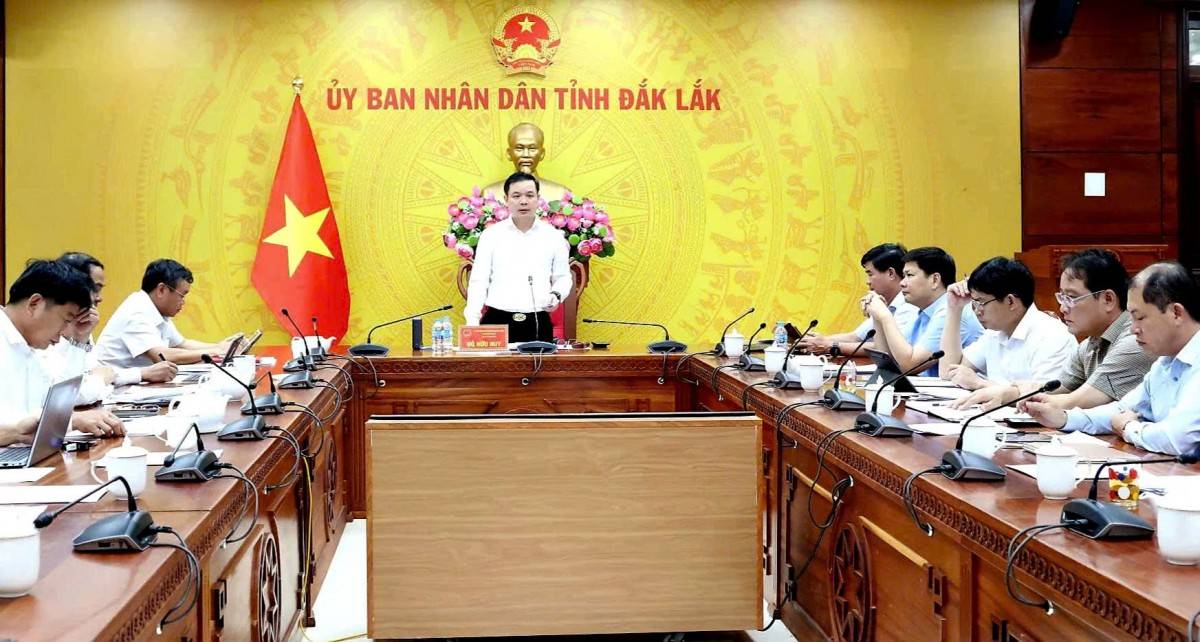 Ủy viên dự khuyết Trung ương Đảng, Phó Bí thư Tỉnh ủy, Chủ tịch UBND tỉnh Đắk Lắk Đỗ Hữu Huy làm việc với đại diện các cơ quan, đơn vị liên quan về tiến độ giải ngân vốn đầu tư công.