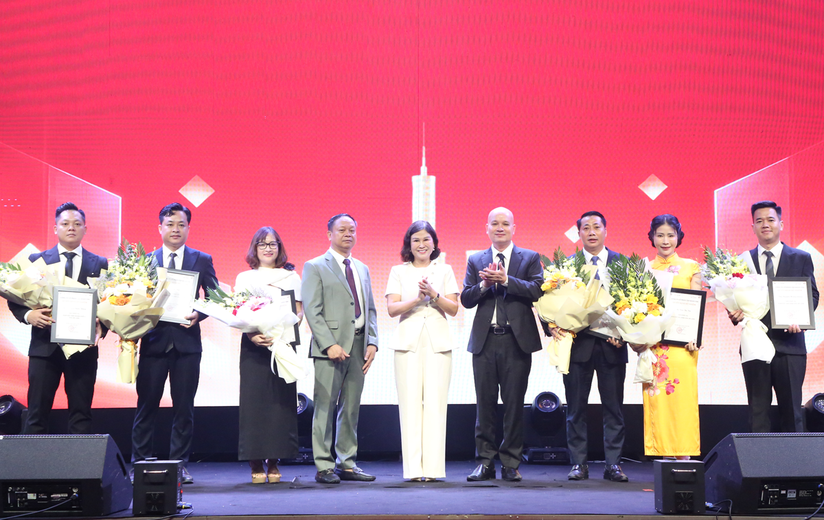 Lãnh đạo VHS Group và URI LAND Group trao các Quyết định bổ nhiệm lãnh đạo Trung tâm giao dịch bất động sản VHS - URI LAND.